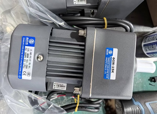 400W永磁減速電機用在收縮包裝機上.jpg