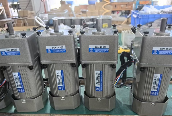 紙盒分頁機(jī)電機(jī)減速機(jī),6IK200GU-AMF微型齒輪減速電機(jī).jpg